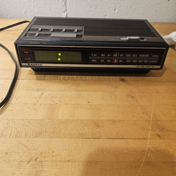 Sanyo AM/FM Radio Digital Alarm Clock RM 5008 Wood Grain Tested&Works - Picture 3 of 6